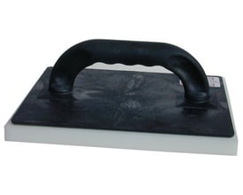 Pudsebræt med et sort håndtag og hvid skumbelægning, måler 180 x 240 x 10 mm, velegnet til finpuds.