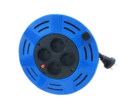 DVA kabeltromle i blå kassette med 10 meter ledning, fire udtag og synligt stik, set forfra.