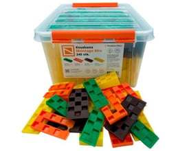 Knudsen Kilen montagemix med 245 plastkiler i grøn, orange, brun og gul, vist foran en gennemsigtig plastboks.