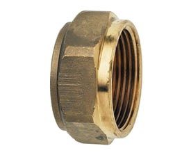 Detalje af IMI kompressions omløber for 22mm rør, med fokus på det indvendige gevind og messingmaterialet.