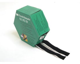 3M Scotchmate SJ 352D selvklæbende velcrobånd, 5 meter langt og 25 mm bredt, kommer ud af en grøn 3M-emballage på hvid baggrund.