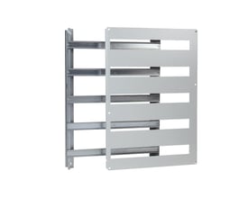 Modulært chassis fra Schneider Electric med 4 rækker og 88 moduler, fremstillet i metal på hvid baggrund.