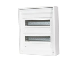 Hvid f-tronic VISION24+4 gruppetavle med indstikklemmer og to rækker til 24+4 moduler, set let skråt forfra.