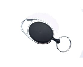 Sort nøglesnor med praktisk yo-yo funktion, inkluderer karabinhagekrog og nøglering. Perfekt til kort og nøgler.