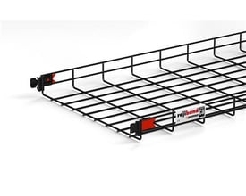 Sort BK8® gitterbakke med dimensionerne 60/450 mm, vist med en hvid baggrund og detaljer som logoer og monteringsklips.