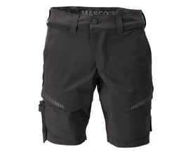 Detaljeret billede af Mascot shorts 22149-605 i sort, fremhæver linning med knap, bæltestropper og logo.