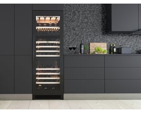 Thermex Winemex 145 vinkøler med tre zoner, vist i et moderne køkken med mørke skabe og en flisebagvæg.