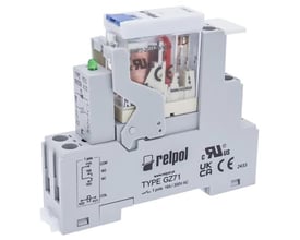 Relpol komplet stikbensrelæ på grå sokkel med synlige skrueterminaler og grøn LED-indikator, 8 A og 24 V DC.