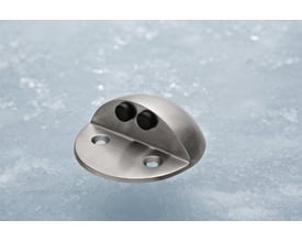 Assa Abloy gulvdørstop 80x30 i børstet stål med sort gummianslag, set skråt forfra.