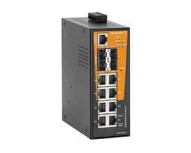 Weidmüller IE-SW-AL12M-8GT-4GESFP industriel switch set skråt forfra med otte RJ45-porte og fire fiberporte.