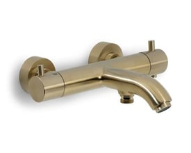 Elegant kar og brus termostatarmatur med børstet guld finish monteret på en hvid væg. Armaturet har en buet tud og to runde greb til temperatur- og flowkontrol.