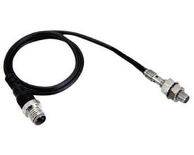 Omron induktiv aftaster M5, skærmet, 1.2mm, DC 3-leder med pig-tail og M12 stik på hvid baggrund.