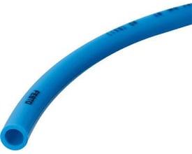 Festo trykluftslange PUN H 14X2 i klar blå farve, med synligt Festo logo trykt på slangen.