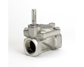 Danfoss EV220BW magnetventil vist fra en lidt anden vinkel, med fokus på ventilhus i rustfrit stål og servostyret membran.