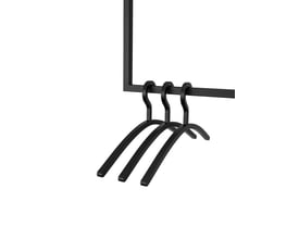 Metallbude bøjler i sort plastik med en bredde på 46 cm, vist hængende på en sort bøjlestang.