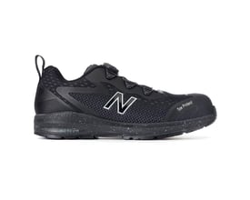 Sydlig vinkel af New Balance Logic sikkerhedssko i sort, str. 43, fremviser "Toe Protect" og ACTEVA-mellemsålen. Hvid baggrund.