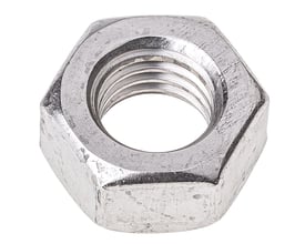 Enkel metal M5 sekskantmøtrik i A4 rustfrit stål, DIN 934 standard, med synlige gevind på en hvid baggrund.