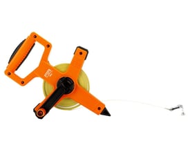 Detalje af Bahco LT-Steel 30m båndmål, der viser det udtrækkelige nylonbelagte stålbånd og den lille endehage.