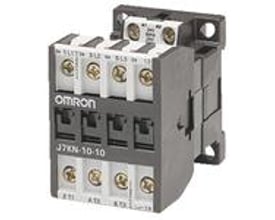 Omron J7KN-10D-01 3-polet contactor med 230 VAC spole og 1B hjælpekontakt, vist på en neutral baggrund.