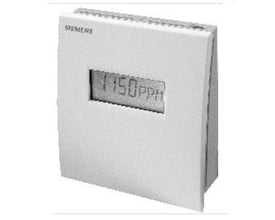 Siemens QPA2002D CO2/VOC rumføler med integreret display, der viser 1150 PPM. Sensoren er hvid og har et minimalistisk design.