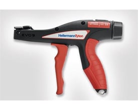 HellermannTyton EVO9 kabelbindertang med røde håndtag og sort krop på en lys grå baggrund.