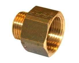 Reduceret messing spidsmuffe med 1/2" udvendigt gevind og 1" indvendigt gevind på hvid baggrund.