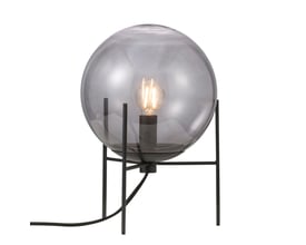 Detaljebillede af Nordlux Alton bordlampe med røgfarvet glaskugle, synlig pære og sort metal stel på hvid baggrund.