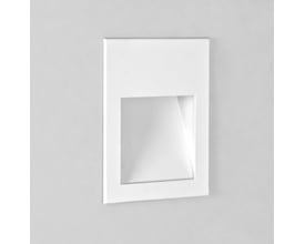 Astro Borgo 90 LED væglampe i mat hvid monteret på en grålig væg, med et rektangulært lysindtag.