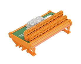 Weidmüller LM2N interface modul med relæ og 36-polet hunforbindelse, set skråt ovenfra med orange klemrækker.