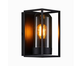 Nordlux Griffin væglampe belyst fra siden, viser dens design med røgfarvet cylinder og sort ramme.