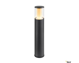 SLV M-POL 60 antracit pullert placeret på en træterrasse ved vandkanten om aftenen.