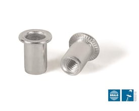 To Bralo M4 aluminium gevindnitter med fladt hoved vises isoleret på hvid baggrund, en står oprejst, den anden ligger på siden.