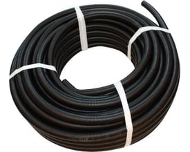 Sort Wavin tomrør med udvendig diameter på 54 mm og indvendig på 47 mm, rullet op på 50 meter.