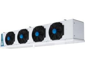 Fordamper 3C-A 3445-C til kølerum med hvidt kabinet og fire sorte ventilatorer, set skråt forfra.
