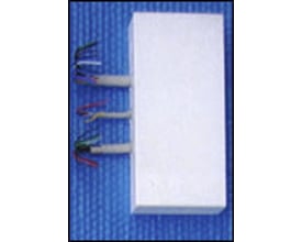 Ja-us Universaldåse Maxi i lysegrå plast med tre kabler indført på blå baggrund, dimensioner 145x68x31 mm.