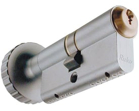 Assa Abloy indbygningscylinder 1602 i krom med +15c og +15 v, set skråt fra siden med nøgleåbningen synlig.