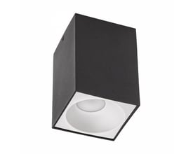 SpectrumLED Chloe GU10-loftlampe i sort aluminium med hvid inderside, vist skråt nedefra uden lyskilde.