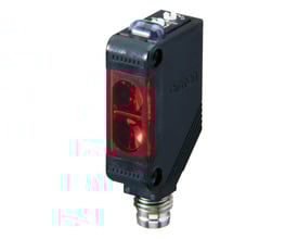 Omron fotoelektrisk sensor med rektangulært sort hus, rød LED og M8 stik, isoleret på hvid baggrund.