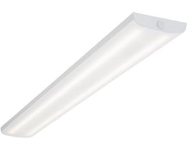 Hvidt FLEX44 G2 LED-armatur på 1200 mm med aflang lysflade, set skråt forfra; 35 W og 5300 lm.