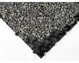 ECCO Products Multidal grusarmering med sorte, sammenlåsende moduler fyldt med små, grå sten.