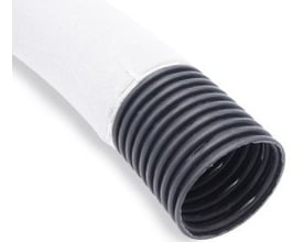 GreenMax PE-vandingsrør med nylon, 80/71,5 mm diameter og 50 meters længde, vist med sort riflet yderside og hvid tekstilbeklædt inderside.