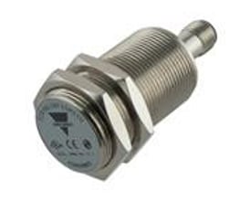 Carlo Gavazzi induktiv aftaster M30 med 15 mm rækkevidde og IO-Link, vist skråt med lang gevindkrop og stik.