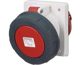 Detaljeret billede af Mennekes CEE vægudtag, viser 5P, 63A, 230/400V og IP67 mærkning, samt skråt design og rød farve.