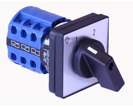 Kraus & Naimer omskifter, 3-polet 20A med 48x48mm front og sort drejehåndtag. Kontaktblokken har blå terminaler og numrene 1, 2, 3, 5, 7, 9, 11.