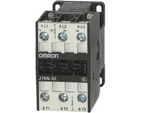 Omron J7KN-32, en 3-polet kontaktor på 32A/15kW og 230 VAC, vist med tydelig mærkning af terminaler og brandnavn.