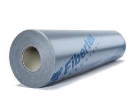 Fibertex Geotextil F-20 i grå, rullet sammen med den åbne rulleende og logoet synligt; formatet er 2 x 2 meter.
