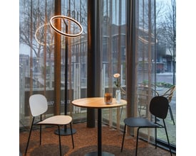 SLV One Straight FL standerlampe i sort stål, oplyst som ring i et mødelokale med glasvæg.