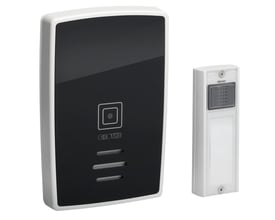 Grothe Polo 100 sort trådløs ringeklokke og trykknap med hvid ramme på hvid baggrund.