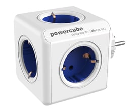 Allocacoc PowerCube Original strømfordeler med fem udtag, hvidt kubedesign og blå stikåbninger, set skråt forfra.