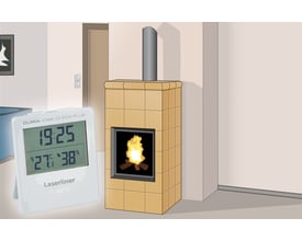Laserliner ClimaHome-Check Plus aflæser temperatur og fugtighed ved siden af en moderne brændeovn.